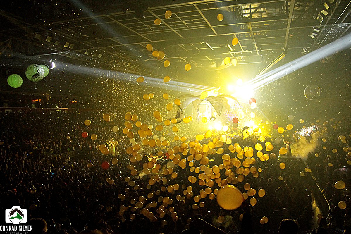 Concert with balloons and bright stage lights.